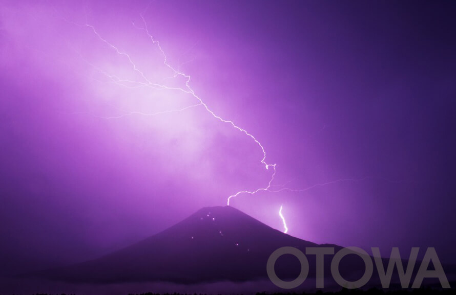 The 16th 雷写真コンテスト受賞作品 Academic Work Prize -Lightning beyond Mt. Fuji-